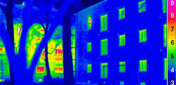 130218-thermogram-of-a-passivhaus-building-with-a-traditional-building-in-the-background-credit Passivhaus Institut via Wikimedia Commons. Thermogram of a Passivhaus with a traditional house in the background. Credit: Passivhaus Institut via Wikimedia Commons.
