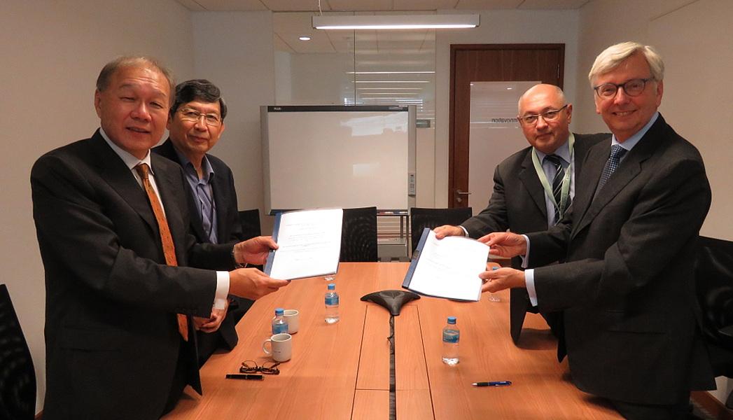 Prof LOW Teck Seng (CEO of NRF Singapore), Dr LIM Khiang Wee (Executive Director of CREATE), Prof Markus Kraft (Director of Cambridge CARES) and Prof Stephen Toope (Vice-Chancellor of the University of Cambridge) Cambridge University's Singapore programme begins its next five years of carbon emissions research